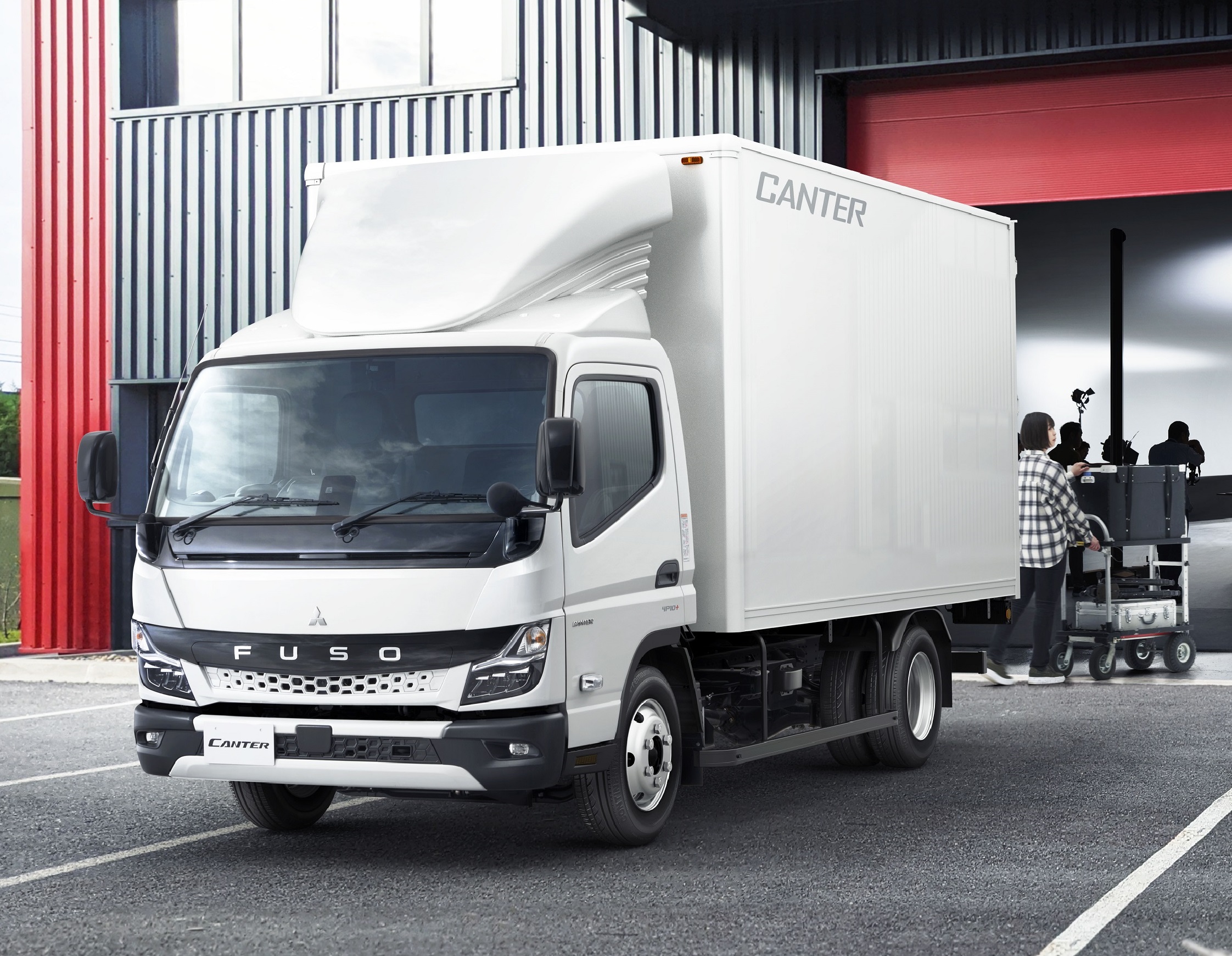 mitsubishi-fuso-launches-the-new-light-duty-canter-truck-in-japan