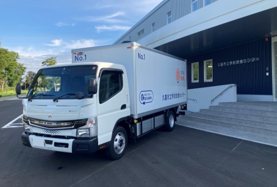 電気小型トラック「eCanter」が埼玉県久喜市の学校給食を配送