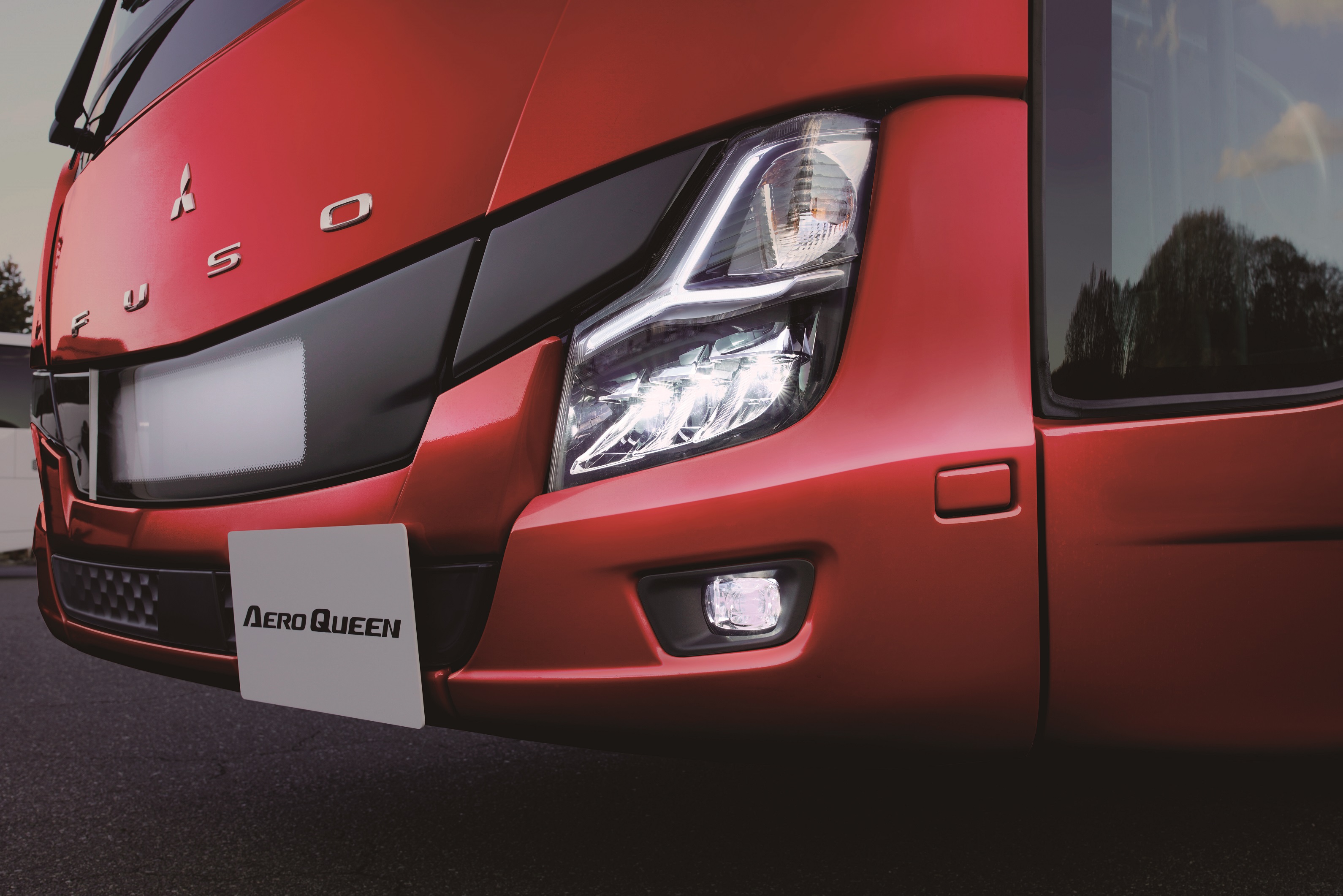 新型大型観光バス「エアロクィーン」・「エアロエース」を発売 －オートライト義務付けに対応し、デイライトも新規搭載で安全性を強化―