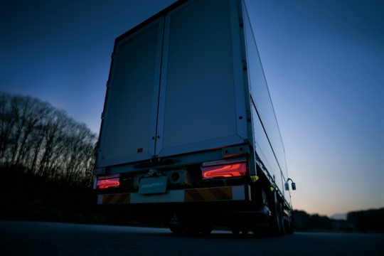 大型トラック「スーパーグレート」 デザインを一新したLEDリヤコンビネーションランプを新たに追加