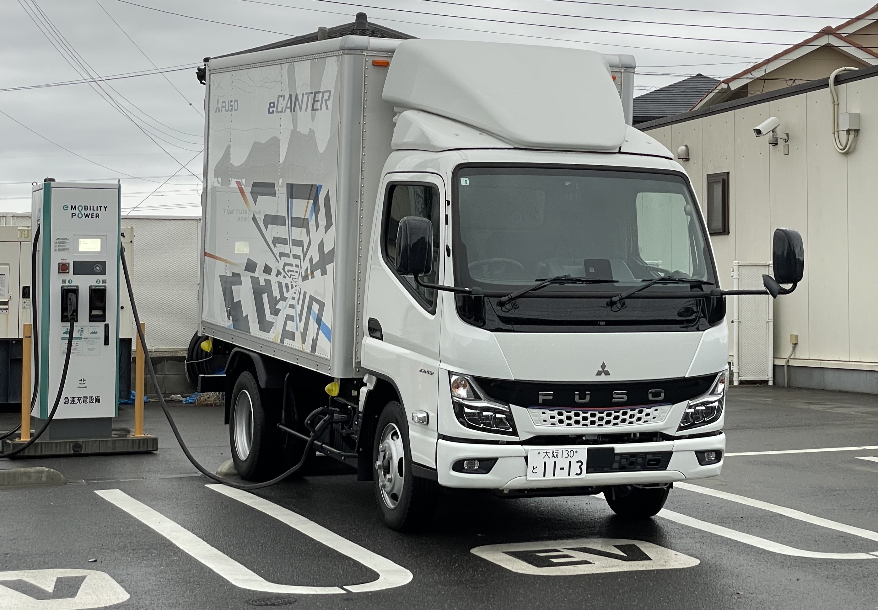 電気小型トラック「eCanter」がe-Mobility Power社の公共充電ネットワークを利用可能に